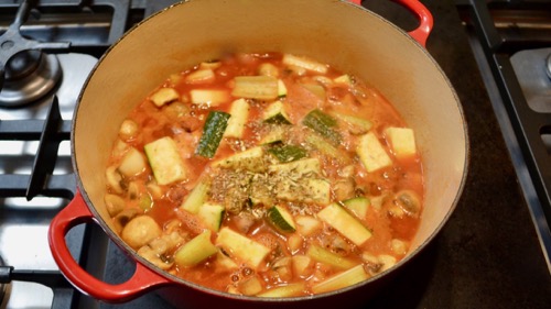 Maccheroni met merguez, asperges en tomatensaus